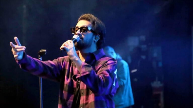 Atif Aslam's Response to Fan Throwing Money at Him is Going Viral